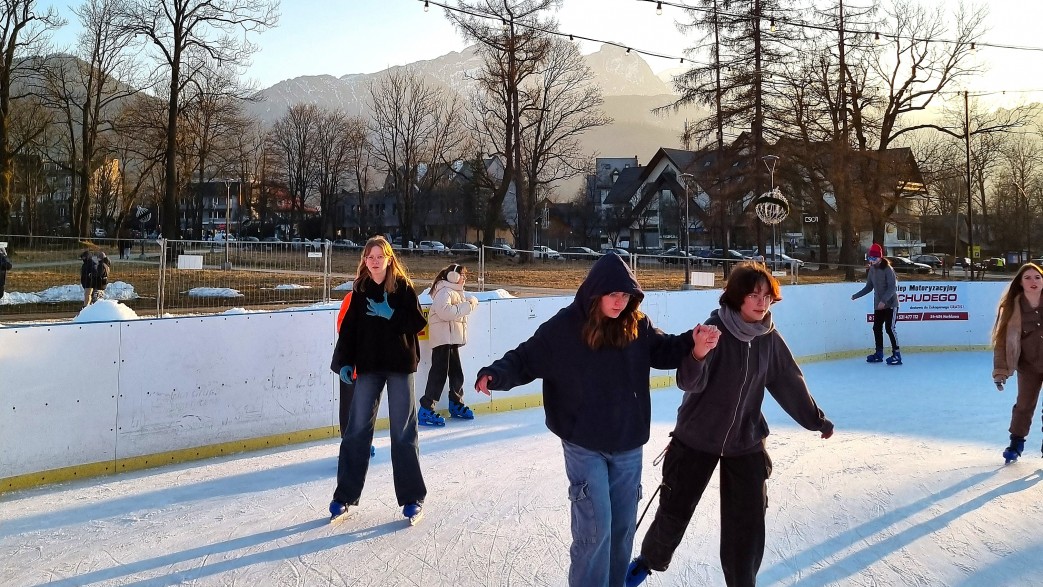 Dzieci na zimowisku bez nart