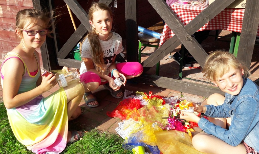 Plażowanie i kąpiele w jeziorze na koloniach w Rogowcu