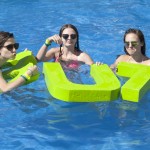młodzież w basenie na obozie w Złotych Piaskach