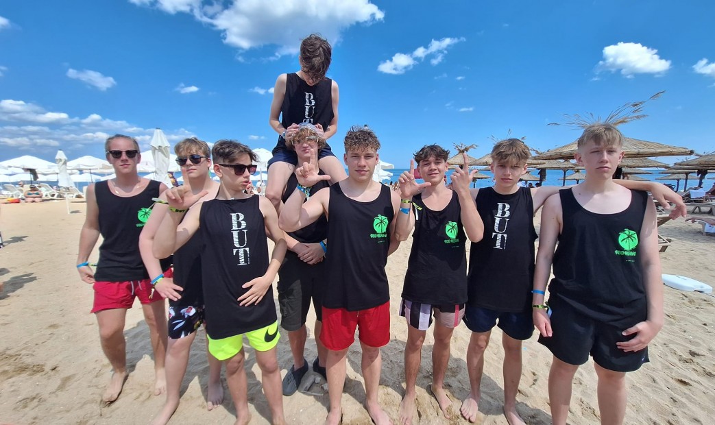 Chłopcy na plaży w Bułgarii