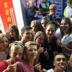 młodzież bawi się na dyskotece