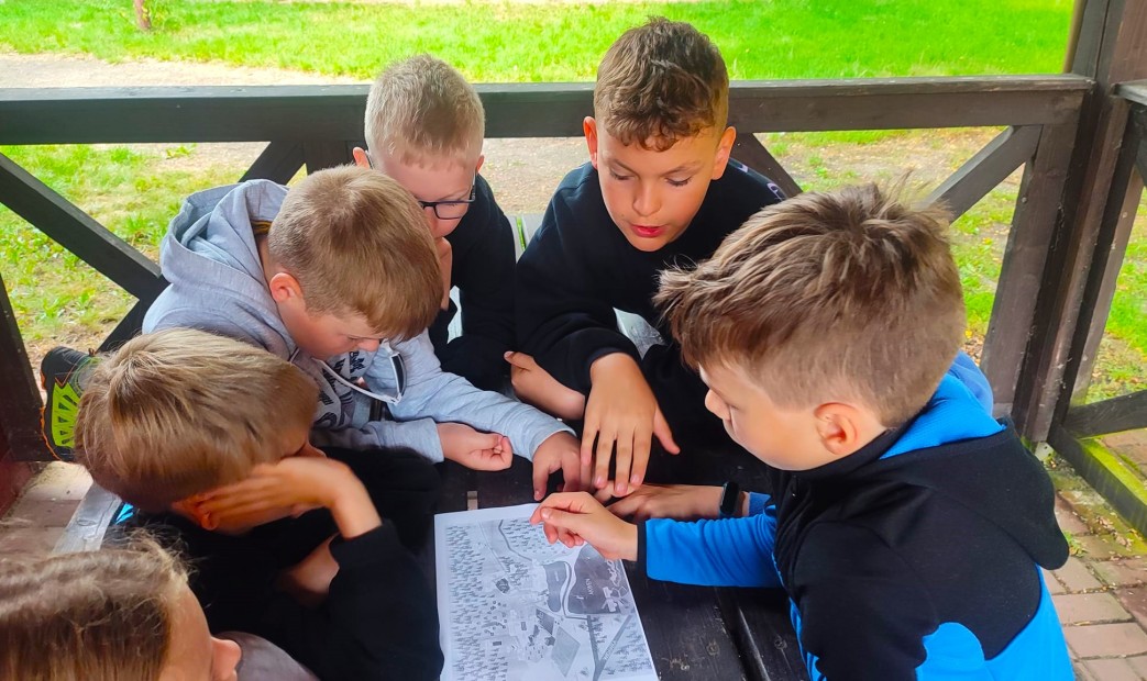 Dzieci nauka czytania z mapy na obozie adrenalina