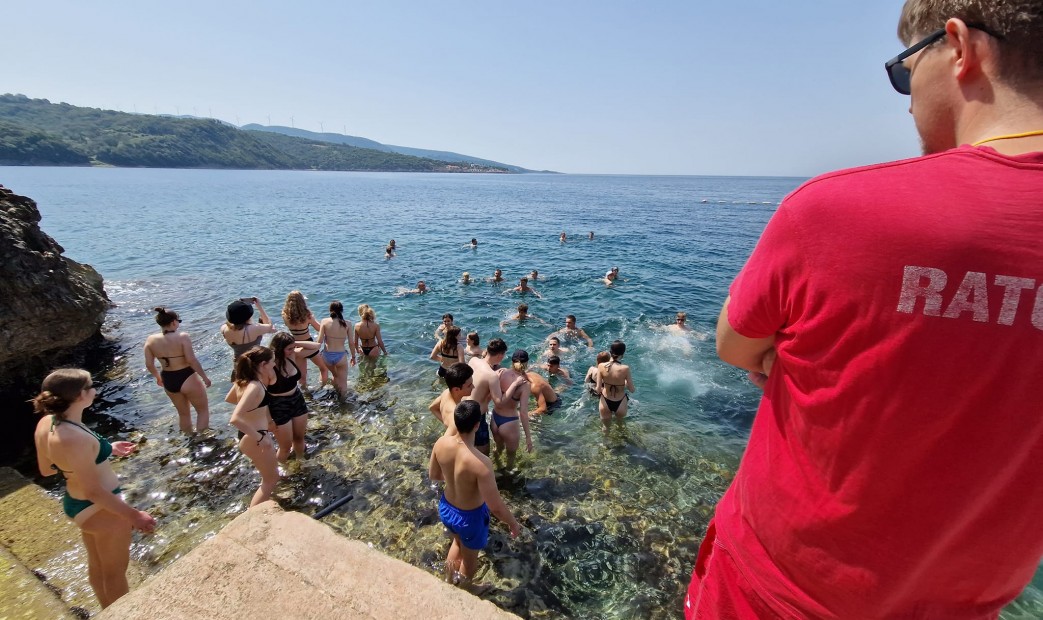 Młodzież w morzu Czarnogóra