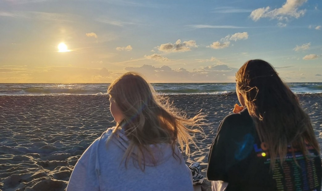 Dziewczyny na plaży w Dąbkach o zachodzie słońca