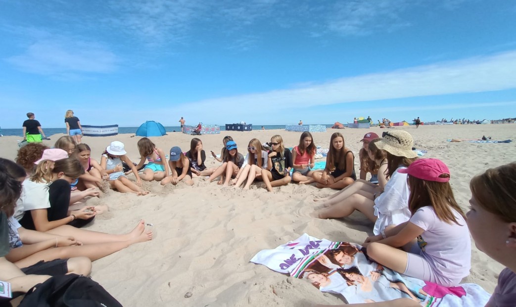 Młodzież na plaży w Dąbkach