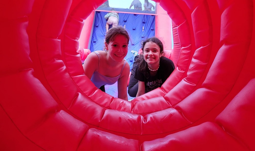 Uśmiechnięte dziewczyny w tunelu park trampolin na obozie w Darłówku