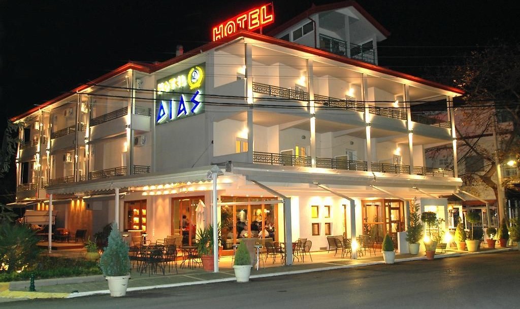 Widok z zewnątrz nocą na hotel Dias w Grecji