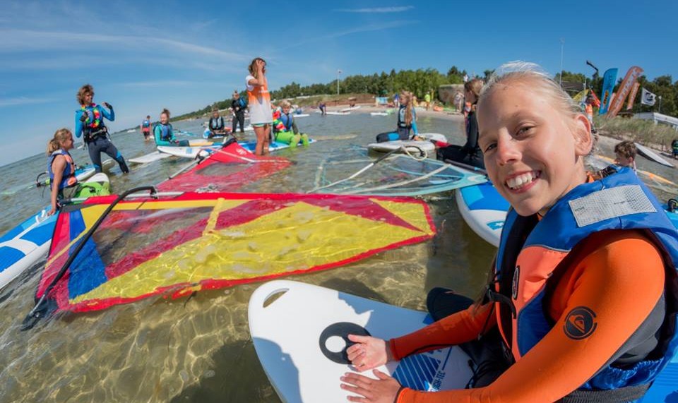 Dzieci uczą się windsurfingu na koloniach w Jastarni