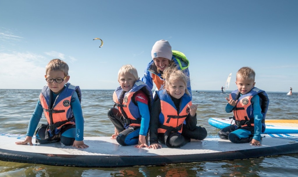 Dzieci uczą się windsurfingu na koloniach w Jastarni