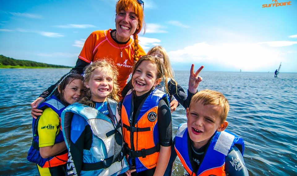 Dzieci uczą się windsurfingu na koloniach w Jastarni