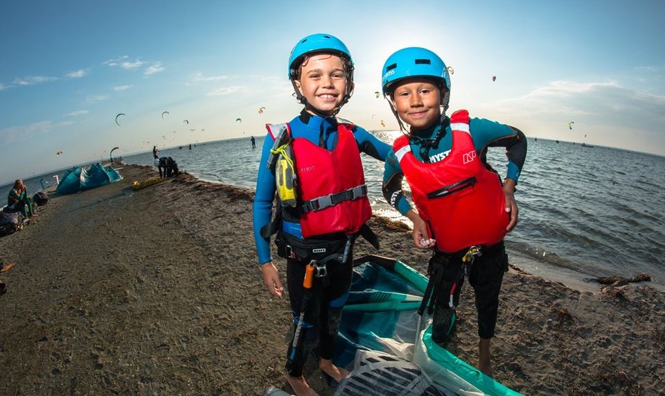 Dzieci uczą się windsurfingu na koloniach w Jastarni