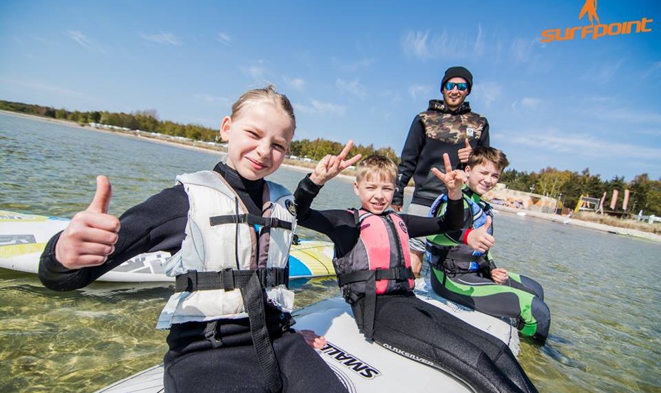 Dzieci uczą się windsurfingu na koloniach w Jastarni