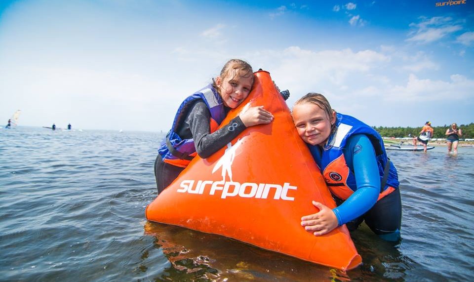 Dzieci uczą się windsurfingu na koloniach w Jastarni