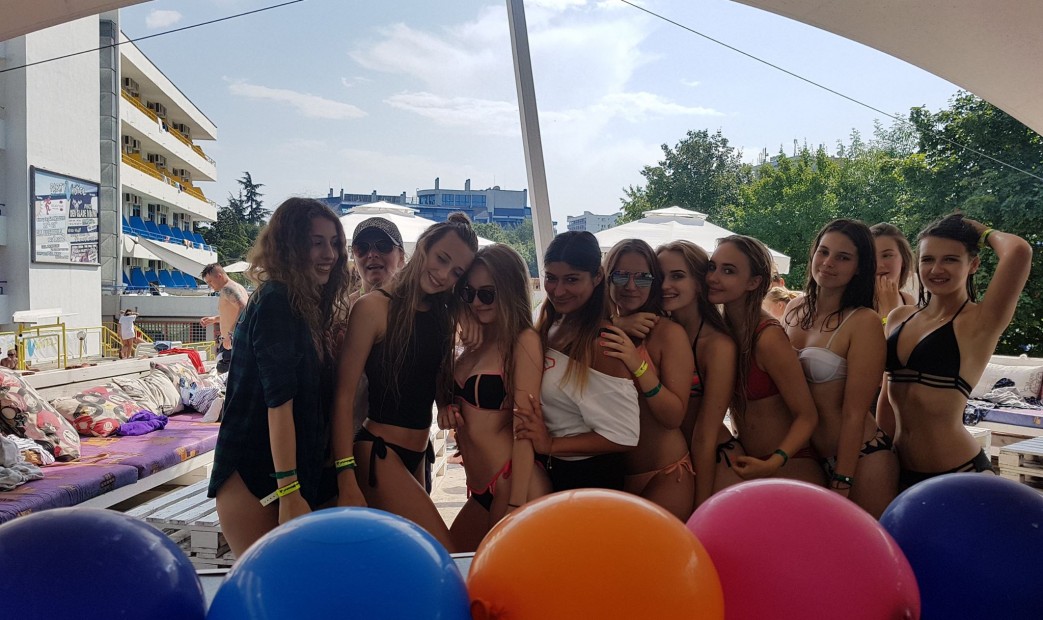 Dziewczyny na obozie studenckim w Bułgarii
