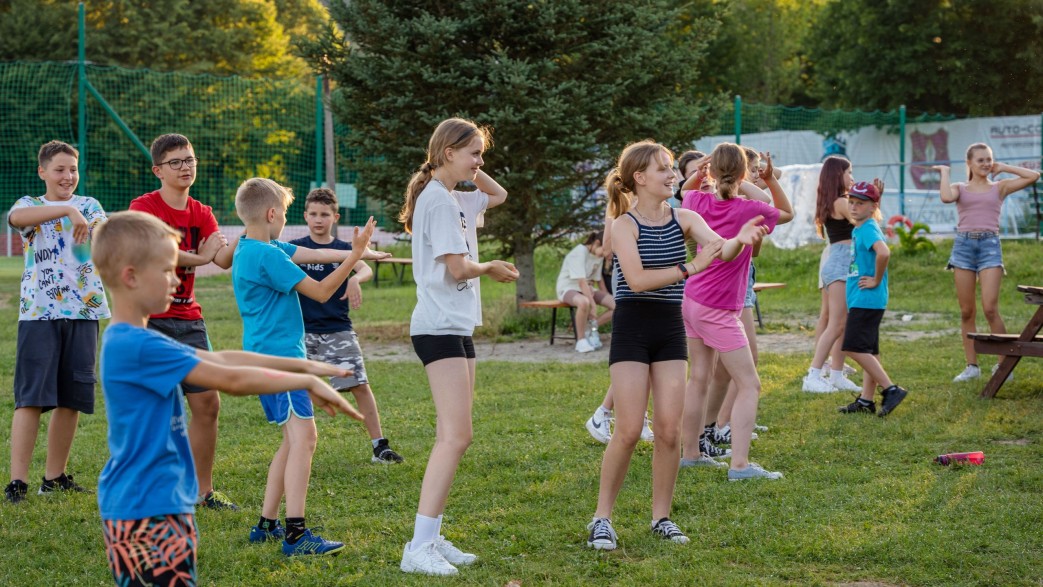 Dzieci na zajęciach przez zabawę z tańca