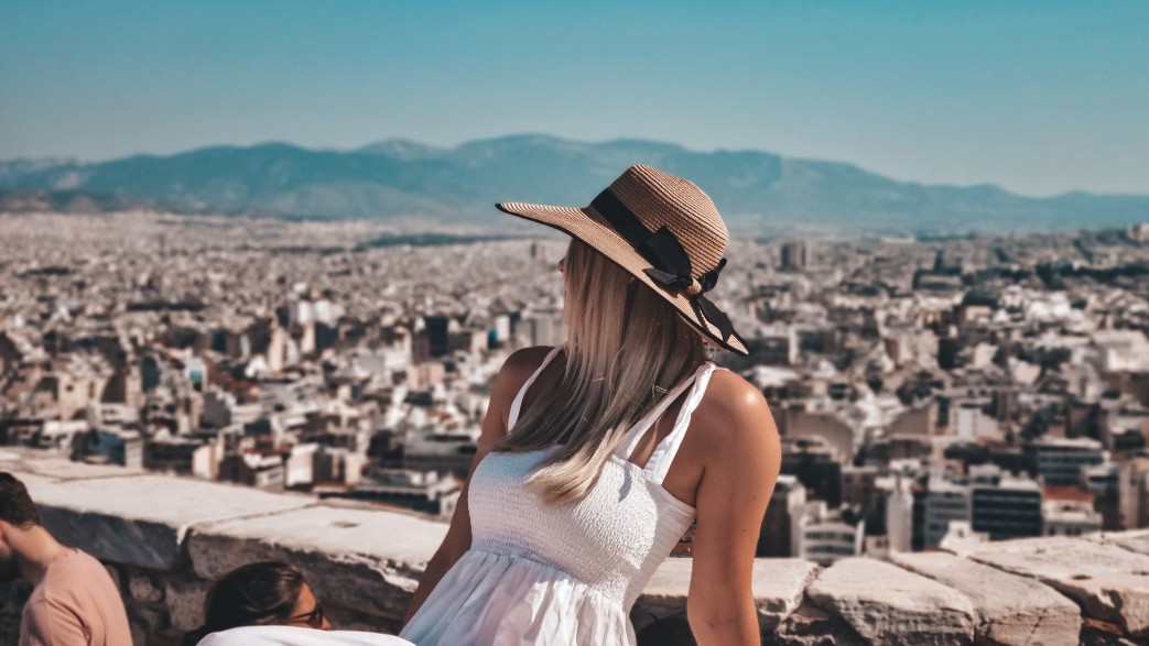 Dziewczyna na tle panoramy miasta w Grecji