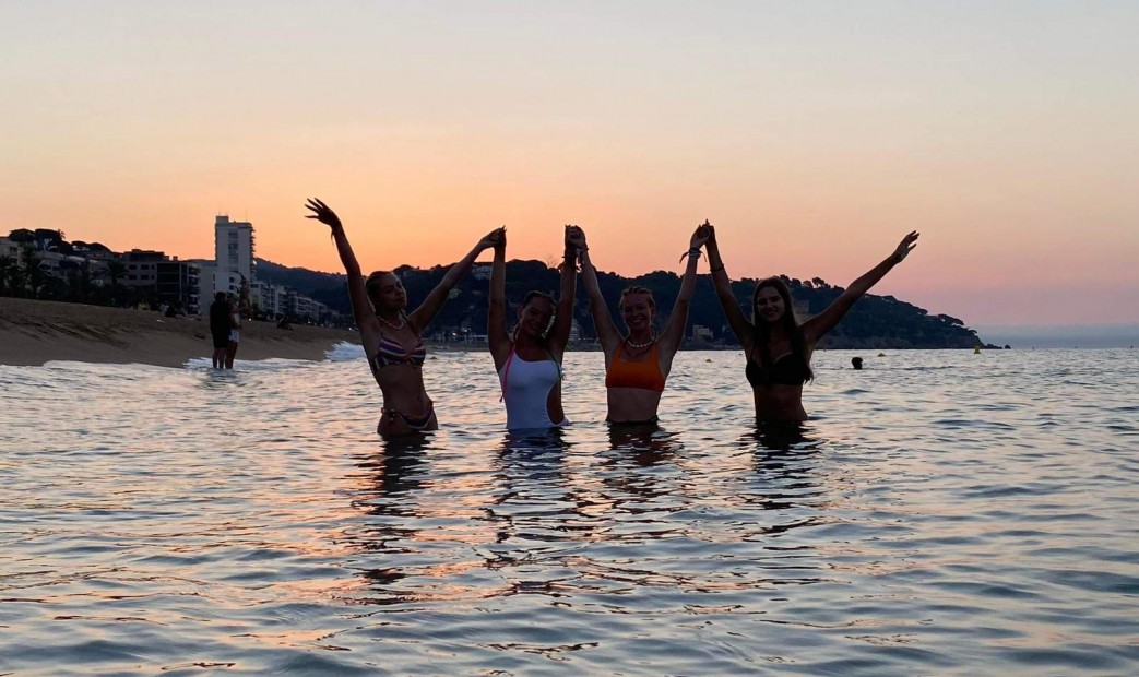 młodzież na imprezie