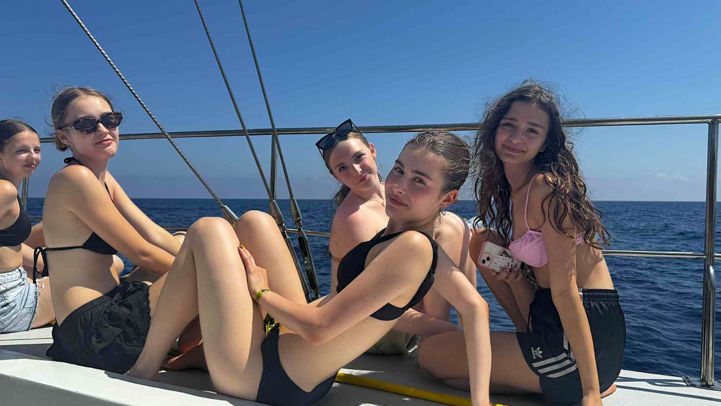 młodzież na imprezie