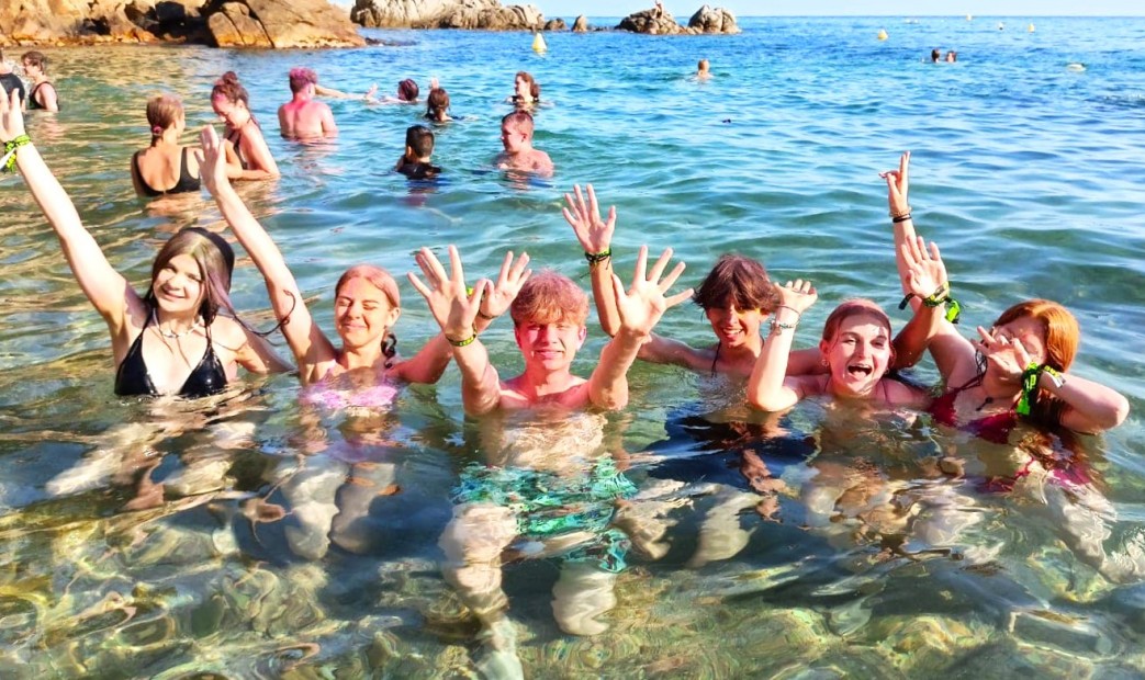 Młodzież Kąpiel w morzu w Hiszpanii
