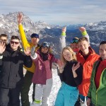 młodzież zimą w Alpach