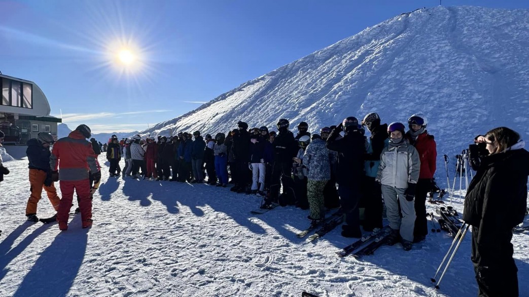 Dziecko zjeżdżające na snowboardzie