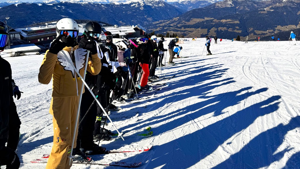 Dziecko zjeżdżające na snowboardzie