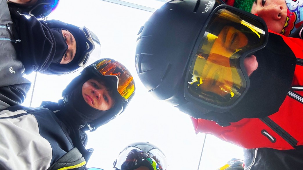 Dziecko zjeżdżające na snowboardzie