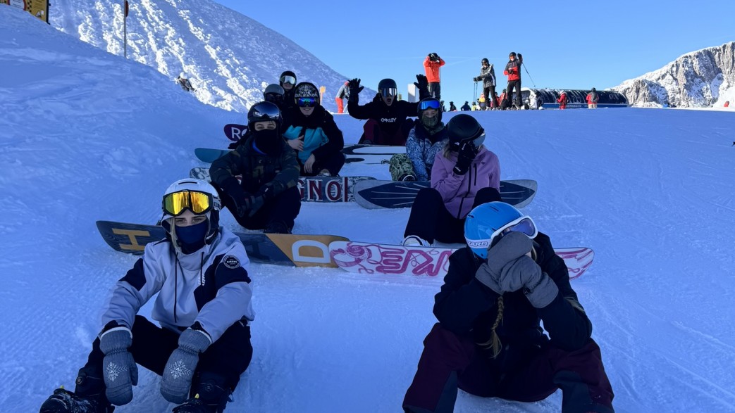 młodzież zima snowboard