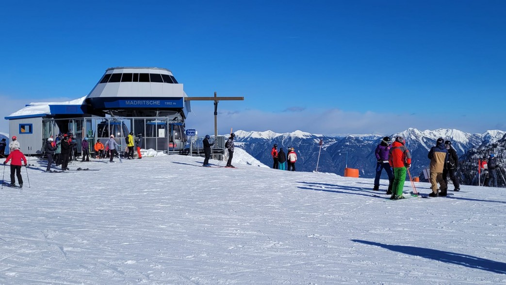 Dziecko zjeżdżające na snowboardzie