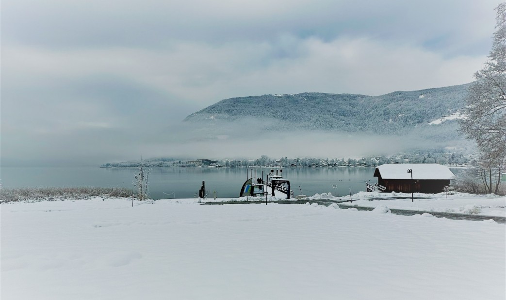 Jezioro z panoramą górską w Karyntii