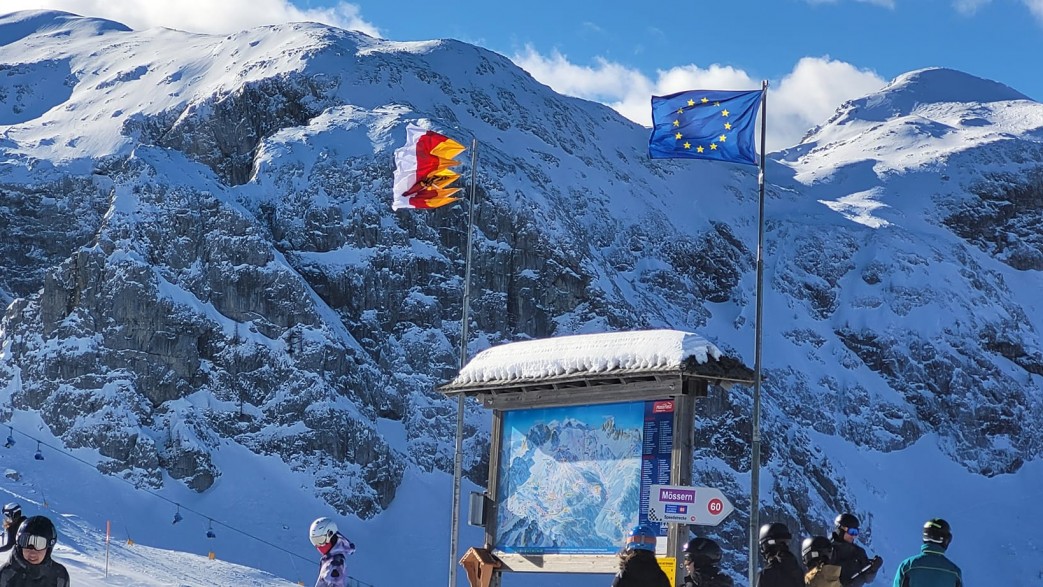 młodzież zima narty