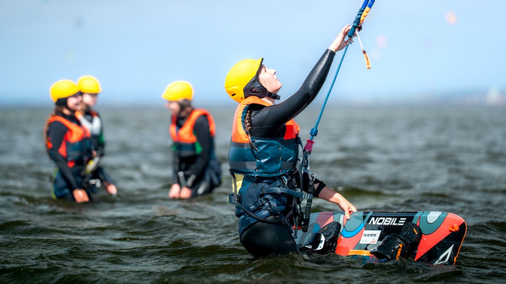 zajęcia kitesurfingowe na obozie studenckim