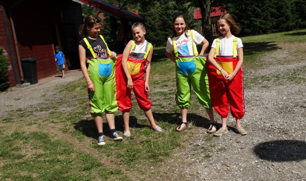 Plażowanie i kąpiele w jeziorze na koloniach w Rogowcu