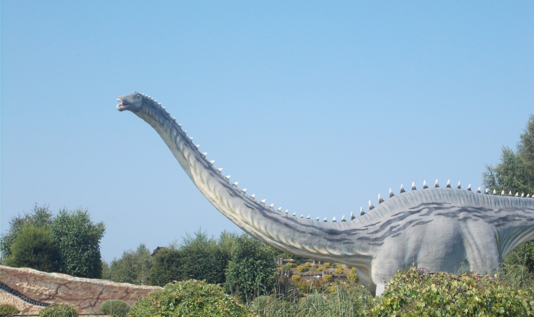 Dzieci na wycieczce w Parku Dinozaurów w Łebie