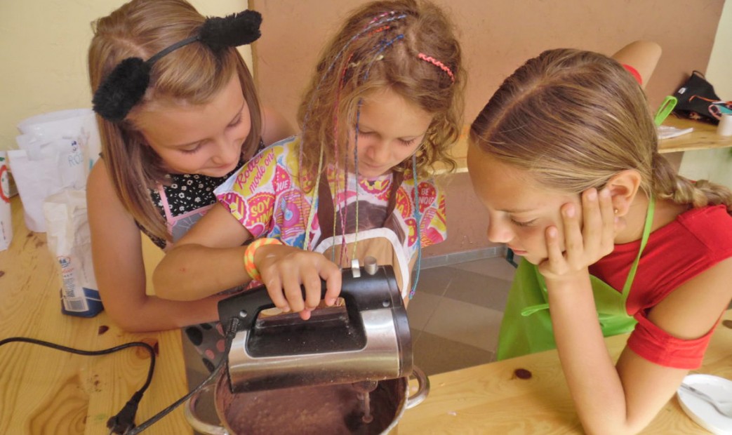 Dziewczynki na zajęciach kulinarnych na koloni kulinarnej