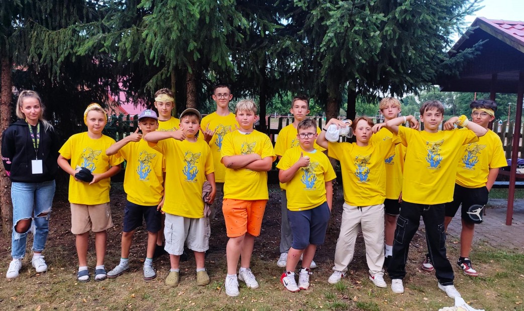 Grupa chłopców na kolonii w koszulkach kolonijnych
