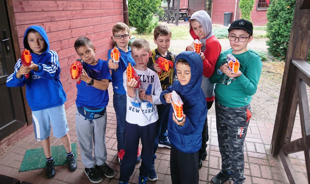 Dzieci podczas zajęć z pistoletami nerf