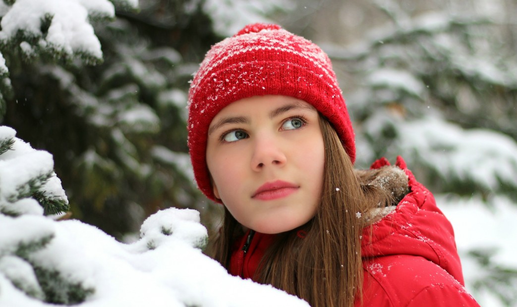 Dziewczyna w zimowej scenerii