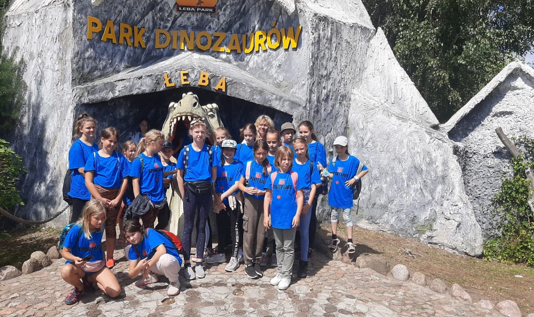 Dzieci na wycieczce w Parku Dinozaurów w Łebie