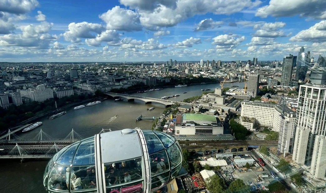Widok na panorame Londynu z london eye