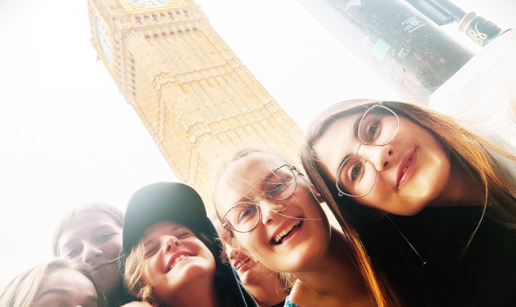Uśmiechnięte dzirewczyny na tle wieży Big Ben