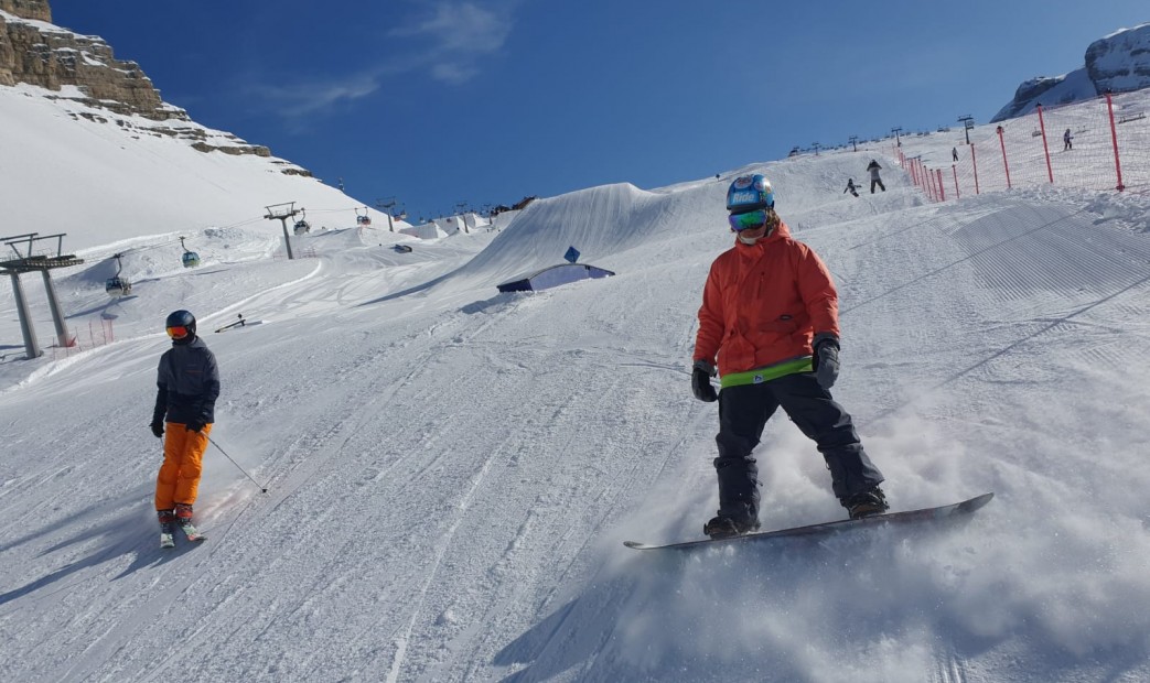 Młodzież na nartach i snowboard