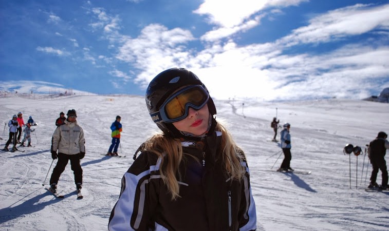 Uśmiechnięta dziewczyna na stoku narciarskim we Włoszech