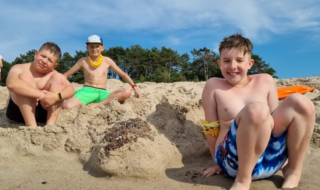 Chłopcy - zabawa w piasku na plaży