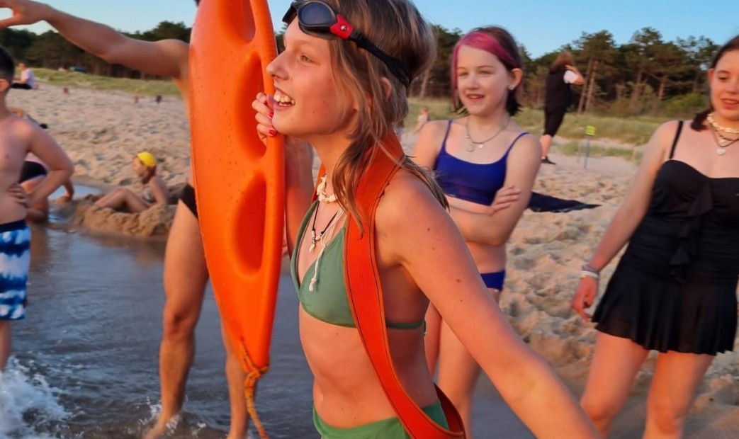 Dziewczynki zabawa na plaży kąpiel w morzu