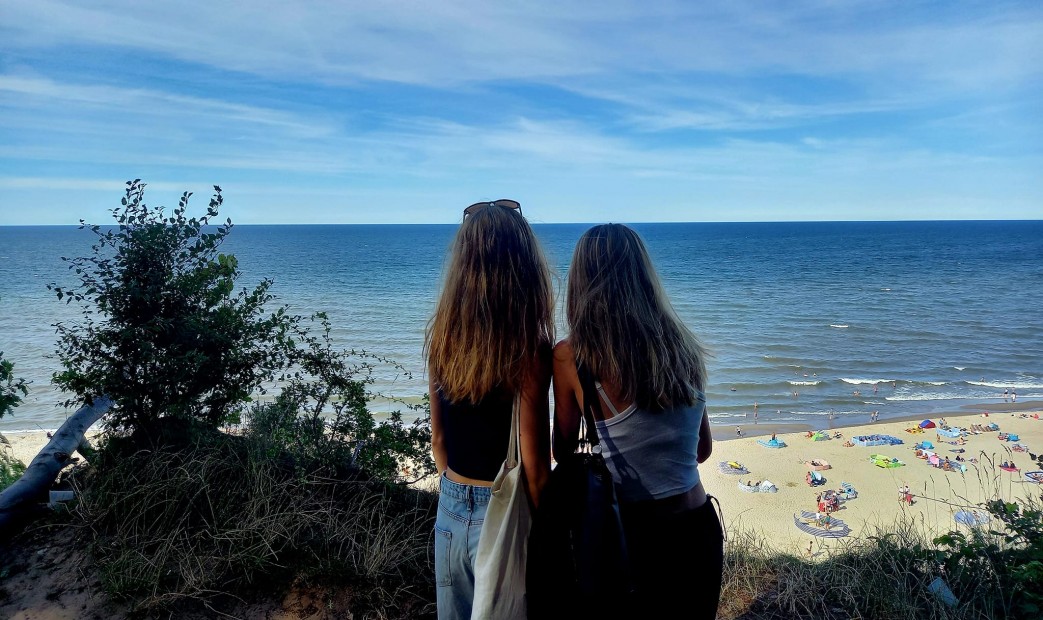 Dziewczyny na tle morza na plaży