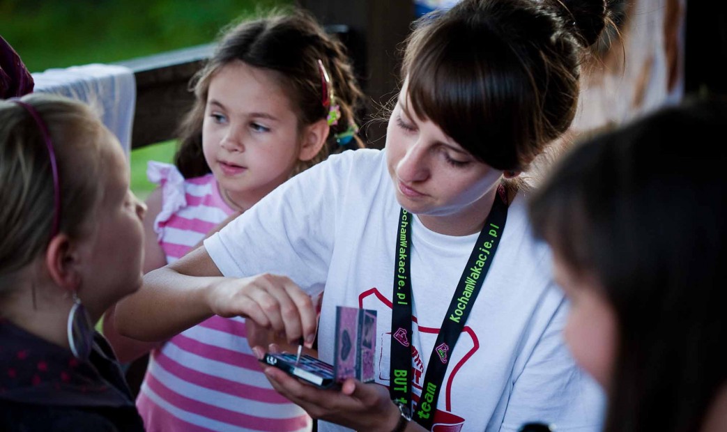 obóz dla dziewczyn, girls camp, moda, makijarz, projektowanie