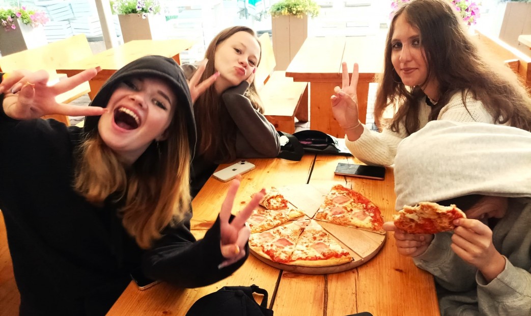 Dziewczyny na pizza party