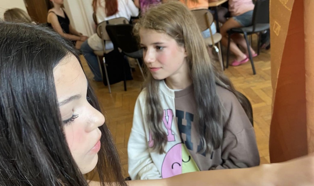 Dziewczyny na zajęciach z makijażu na obozie w Muszynie