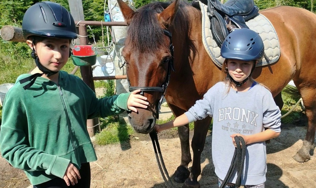 Dziewczny z koniem na obozie konnym w Muszynie